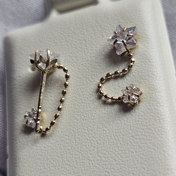 Pagoda 10K Yellow Gold Stars double pierced earrings ๐ New in box. - Picture 5 of 6